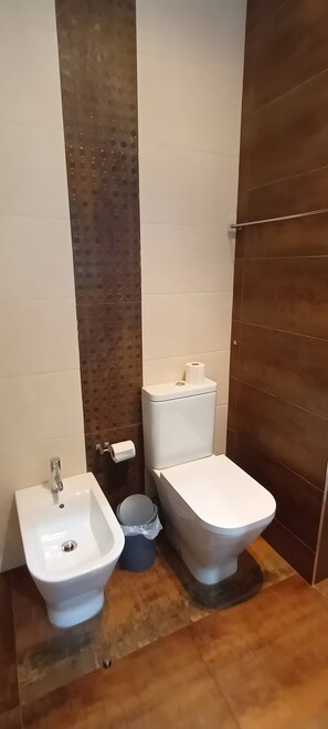 Shower, towels - Apartment 'Aquazul' with Balcony and Wi-Fi (Portimão)