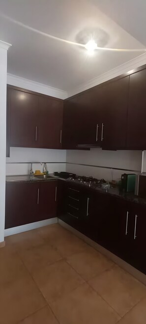 Fridge, microwave, coffee/tea maker, cookware/dishes/utensils - Apartment 'Aquazul' with Balcony and Wi-Fi (Portimão)