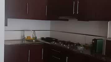 Frigorífico, microondas, cafetera o tetera y utensilios de cocina