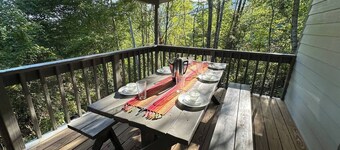 Pop's Peak is a charming 3-bdr 3-bath cabin with WiFi, AC at Lake Glenville