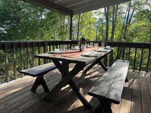 Outdoor dining - Pop's Peak is a charming 3-bdr 3-bath cabin with WiFi, AC at Lake Glenville (Cullowhee)