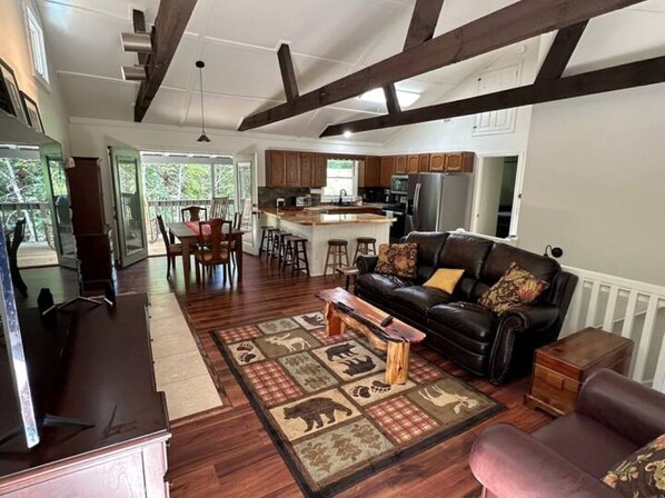 Smart TV, fireplace, books - Pop's Peak is a charming 3-bdr 3-bath cabin with WiFi, AC at Lake Glenville (Cullowhee)