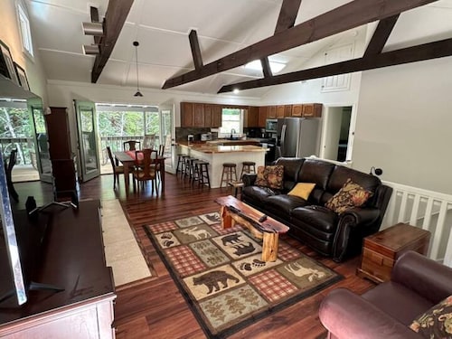 Pop's Peak is a charming 3-bdr 3-bath cabin with WiFi, AC at Lake Glenville