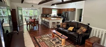 Pop's Peak is a charming 3-bdr 3-bath cabin with WiFi, AC at Lake Glenville