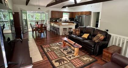 Pop's Peak is a charming 3-bdr 3-bath cabin with WiFi, AC at Lake Glenville
