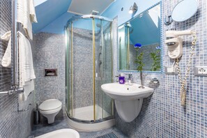 Douche, sèche-cheveux, serviettes fournies