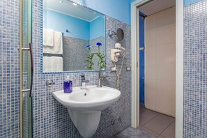 Shower, hair dryer, towels - Casa Mare Sea View with Air Conditioning (Giardini Naxos)