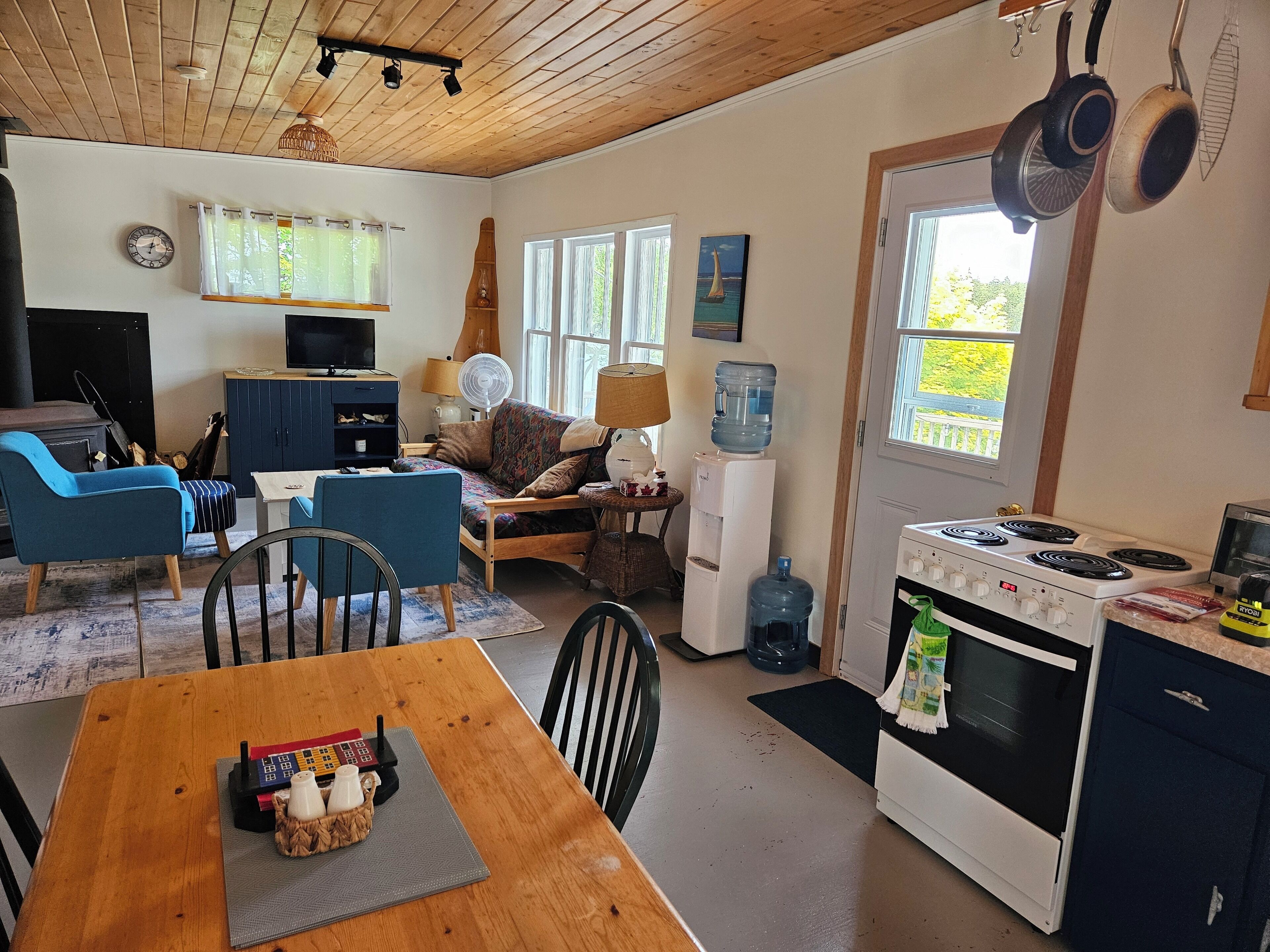 Smart TV, fireplace, DVD player