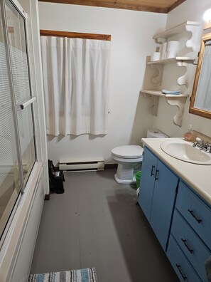 Sèche-cheveux, serviettes fournies, savon, papier toilette