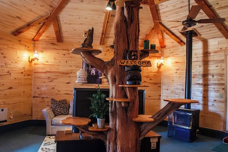 内装. Bear Necessities Cabin, Mesa Verde Getaway