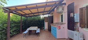 Outdoor dining - Apartment 'Casa Papaya' with Shared Pool, Wi-Fi and Air Conditioning (murta maria)