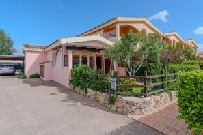 Exterior - Apartment 'Casa Papaya' with Shared Pool, Wi-Fi and Air Conditioning (murta maria)