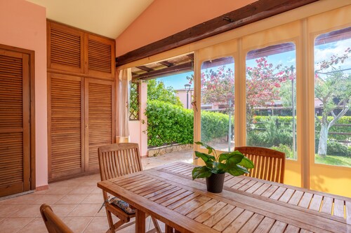 Apartment 'Casa Papaya' with Shared Pool, Wi-Fi and Air Conditioning