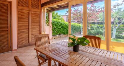 Apartment 'Casa Papaya' with Shared Pool, Wi-Fi and Air Conditioning