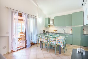 Fridge, microwave, oven, stovetop - Apartment 'Casa Papaya' with Shared Pool, Wi-Fi and Air Conditioning (murta maria)