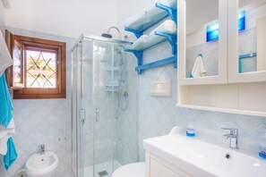 Shower, hair dryer, towels - Apartment 'Casa Papaya' with Shared Pool, Wi-Fi and Air Conditioning (murta maria)