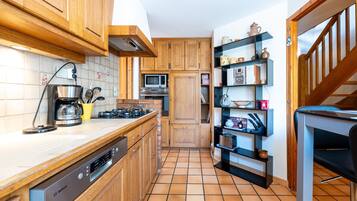 Køleskab, mikrobølgeovn, ovn, kogeplade