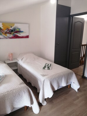 1 bedroom, bed sheets - Apartment 'La Clef' with Balcony (Saint-Julien-Molin-Molette)