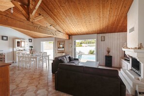 Televisión, chimenea, reproductor de DVD y tenis de mesa 