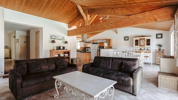 TV, fireplace, DVD player, table tennis
