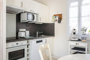 Réfrigérateur, micro-ondes, four, plaque de cuisson