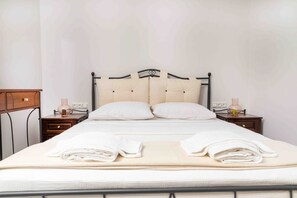 3 bedrooms, iron/ironing board, free WiFi, bed sheets - Holiday Home 'Unique Naxian House' with Sea View, Wi-Fi and Air Conditioning (Naxos)