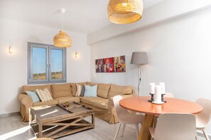 TV - Holiday Home 'Unique Naxian House' with Sea View, Wi-Fi and Air Conditioning (Naxos)