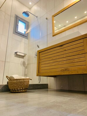 Een douche, een haardroger, handdoeken