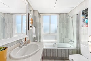 Regadera, secadora de cabello, toallas 