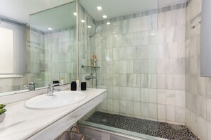 Shower, hair dryer, towels - Apartment 'Del Mar' with Sea View, Wi-Fi and Air Conditioning (Marbella)