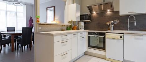 Réfrigérateur, four à micro-ondes, un four, surface de cuisson