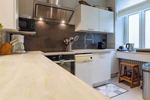 Køleskab, mikrobølgeovn, ovn, kogeplade