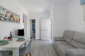 TV - Apartment 'Atardecer' with Private Pool, Private Terrace and Wi-Fi (Conil de la Frontera)