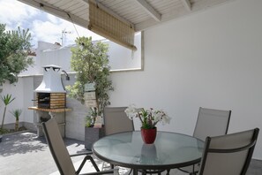 Outdoor dining - Apartment 'Atardecer' with Private Pool, Private Terrace and Wi-Fi (Conil de la Frontera)
