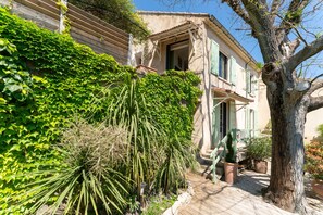Exterior - Holiday Home 'Le Sophora' with Mountain View, Wi-Fi and Air Conditioning (ROCHEFORT DU GARD)