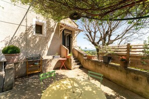 Outdoor dining - Holiday Home 'Le Sophora' with Mountain View, Wi-Fi and Air Conditioning (ROCHEFORT DU GARD)