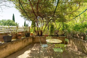Outdoor dining - Holiday Home 'Le Sophora' with Mountain View, Wi-Fi and Air Conditioning (ROCHEFORT DU GARD)
