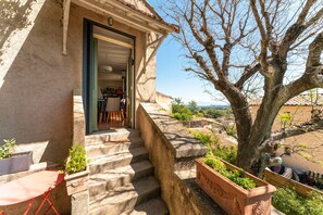 Terrace/patio - Holiday Home 'Le Sophora' with Mountain View, Wi-Fi and Air Conditioning (ROCHEFORT DU GARD)
