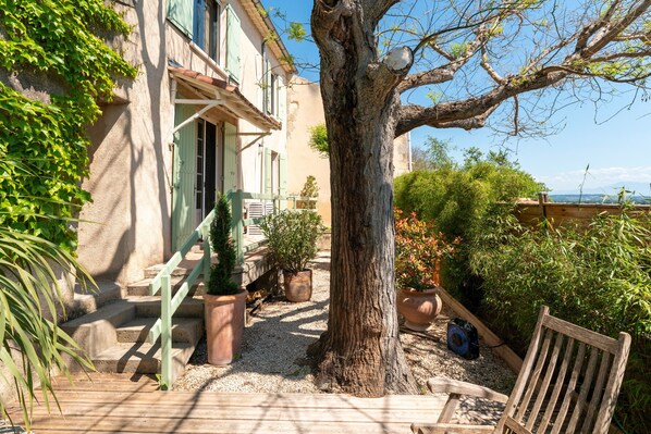 Exterior - Holiday Home 'Le Sophora' with Mountain View, Wi-Fi and Air Conditioning (ROCHEFORT DU GARD)