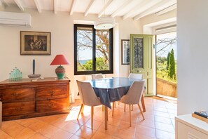 Dining - Holiday Home 'Le Sophora' with Mountain View, Wi-Fi and Air Conditioning (ROCHEFORT DU GARD)