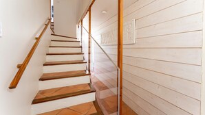A staircase with wooden handrails and white walls. - Holiday Home 'Le Sophora' with Mountain View, Wi-Fi and Air Conditioning (ROCHEFORT DU GARD)