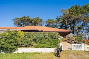 Exterior - Villa Chardons Bleus – Sunny Getaway in Capbreton, Walking Distance to the Beach & Family Comfort (Capbreton)