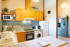 Køleskab, mikrobølgeovn, ovn, kogeplade