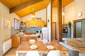 Fridge, microwave, oven, stovetop - Villa Chardons Bleus – Sunny Getaway in Capbreton, Walking Distance to the Beach & Family Comfort (Capbreton)