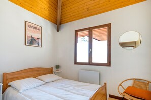 3 bedrooms, iron/ironing board, free WiFi, bed sheets