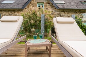A wooden deck with two lounge chairs and a table with two glasses of blue drink. - Guest Room 'Magnolia' with Shared Pool, Shared Terrace, and Wi-Fi (Arzano)