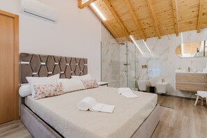 Regadera, secadora de cabello, toallas 