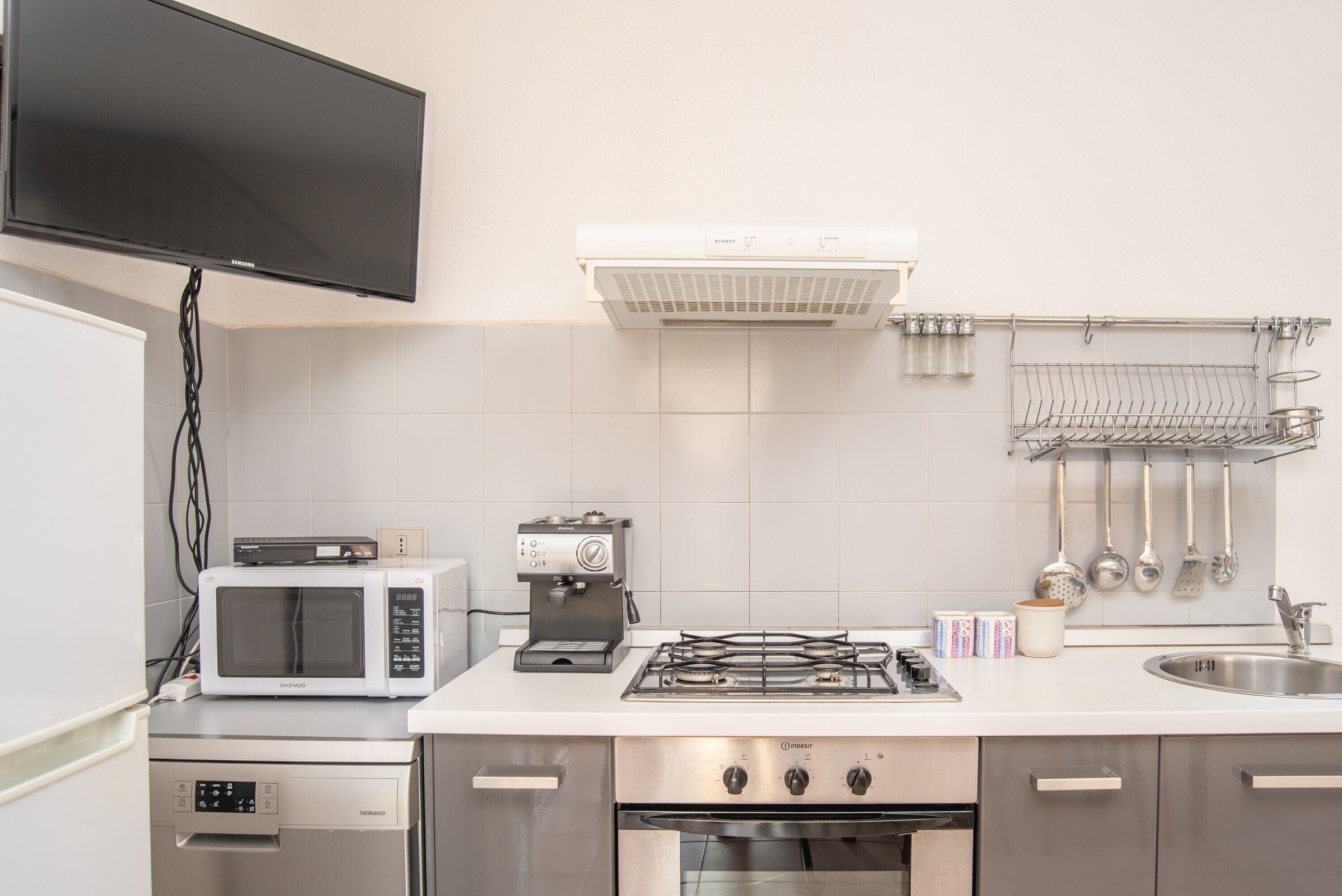 Frigorifero, microonde, forno, piano cottura