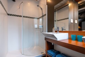 Shower, hair dryer, towels - B&B Room 'Cassiope' with Shared Pool, Shared Terrace, and Wi-Fi (Arzano)