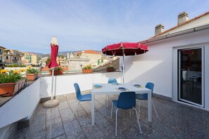 تناول الطعام بالخارج